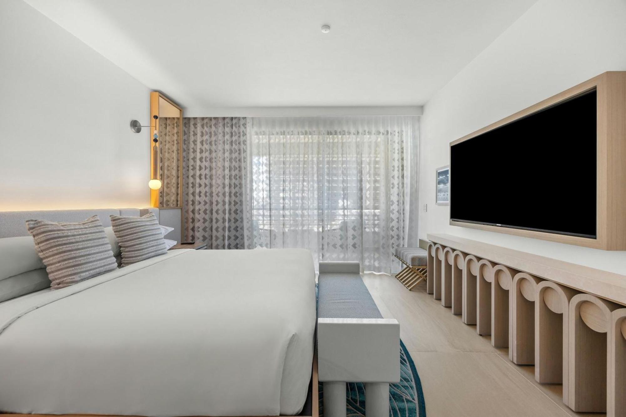 King Room with City View, Corner Room and Balcony